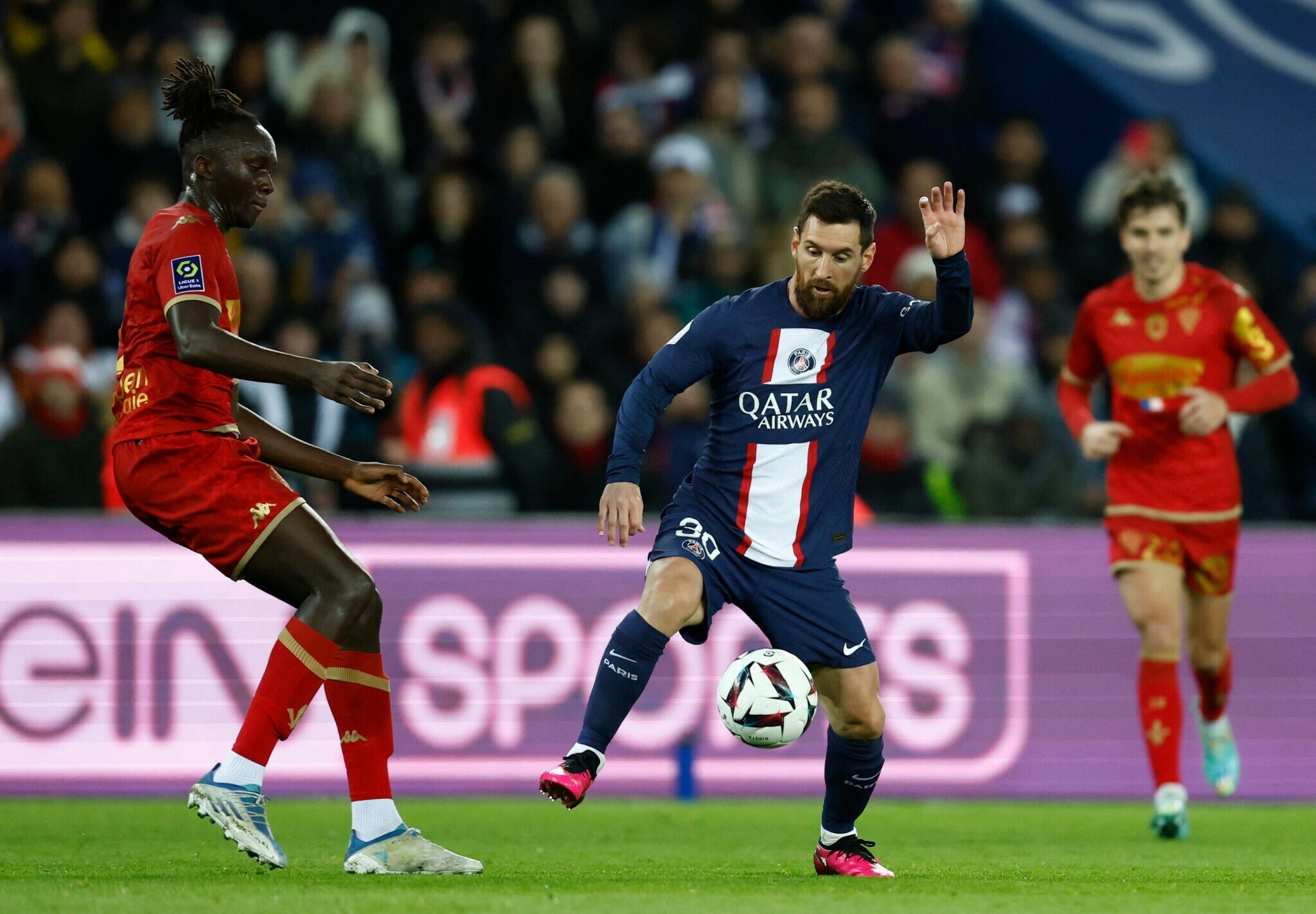 亚博-包含梅西回归赛场，连败首场状态亮眼，巴黎圣日耳曼观众沸腾！的词条